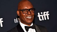 حضر كاميرون بيلي، الرئيس التنفيذي لمهرجان تورنتو السينمائي الدولي، العرض الأول لفيلم "السباحون" في اليوم الأول من المهرجان في قاعة روي تومسون، الخميس 8 سبتمبر/أيلول 2022.