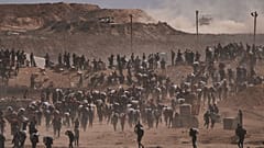 فلسطينيون يحملون طرود مساعدات إنسانية بالقرب من مركز توزيع مؤسسة غزة الإنسانية الذي تديره المنظمة المدعومة من الولايات المتحدة، في نتساريم، وسط قطاع غزة