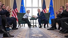 Donald Trump amerikai elnök (jobbra) és Ursula von der Leyen, az Európai Bizottság elnöke a Trump Turnberry golfpályán a skóciai Turnberryben 2025. július 27-én