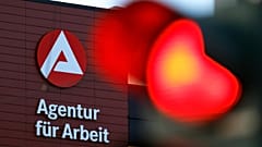 A Szociáldemokrata Párt (SPD) zászlaja lobog a szélben a párt berlini székházának tetején 2024. szeptember 1-jén, vasárnap.