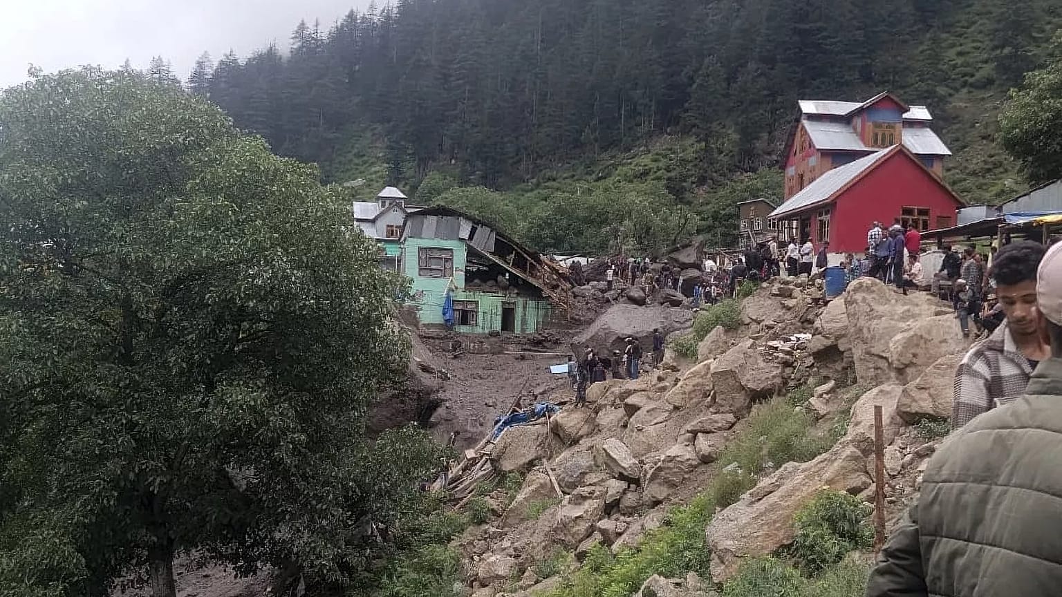 Unos edificios dañados por las inundaciones repentinas provocadas por las lluvias torrenciales en la aldea remota de Chositi, el 14 de agosto de 2025.