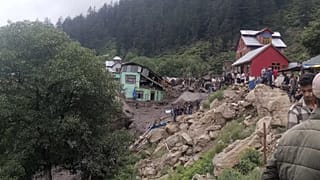 Здания, поврежденные в результате наводнения, вызванного проливными дождями, видны в отдаленной деревне в Чосити, 14 августа 2025 г.
