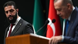الرئيس التركي رجب طيب أردوغان والرئيس السوري المؤقت أحمد الشرع يعقدان مؤتمرا صحفيا مشتركا عقب لقائهما في القصر الرئاسي في أنقرة