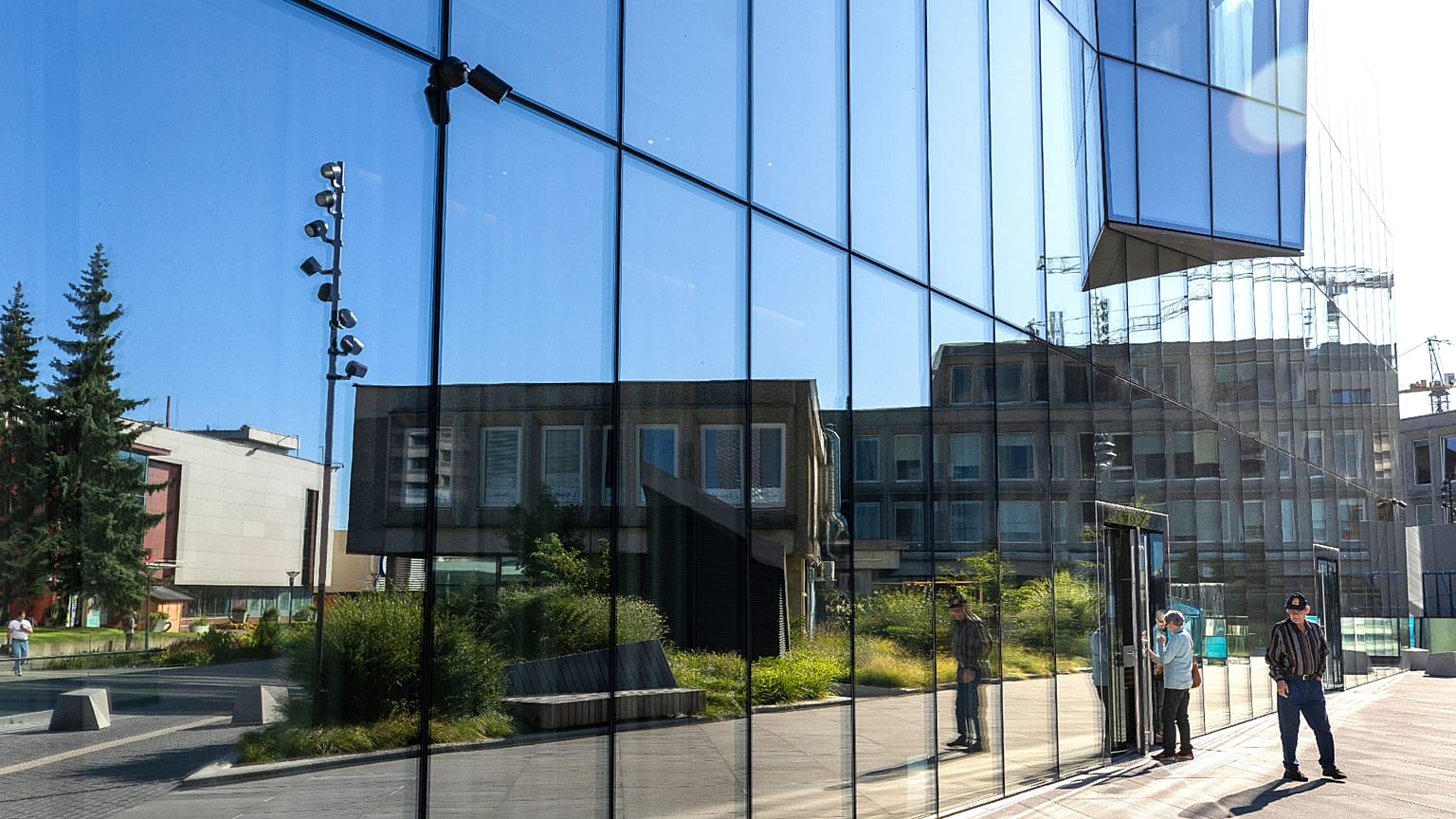 Πελάτες τράπεζας εξέρχονται από την UAB Urbo Bankas της Λιθουανίας, στην οποία επιβλήθηκαν κυρώσεις από το κινεζικό Υπουργείο Εμπορίου την Τετάρτη, στο Βίλνιους της Λιθουανίας, 