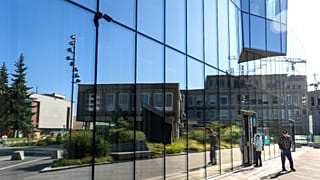 Des clients sortent de la banque lituanienne UAB Urbo Bankas, qui a été sanctionnée par le ministère chinois du Commerce mercredi, à Vilnius, en Lituanie