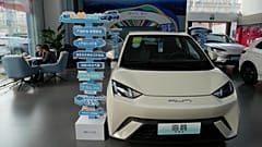 Çinli otomobil üreticisi BYD'nin Seagull elektrikli aracı Pekin'deki bir showroomda. 