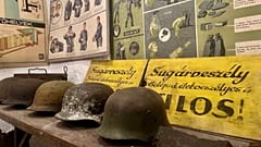 Шлемы и предупреждающие знаки у воздушного подвала Komáromi út в Будафоке - 15 августа 2025 г. 