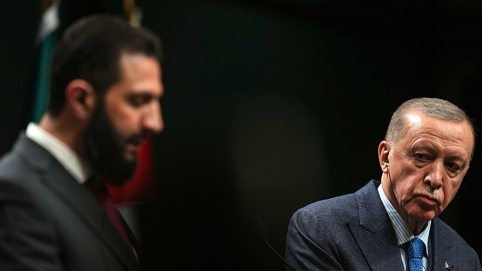 El presidente turco, Recep Tayyip Erdogan, observa al presidente interino de Siria, Ahmed al-Sharaa, durante una rueda de prensa tras una reunión el pasado mes de febrero. 