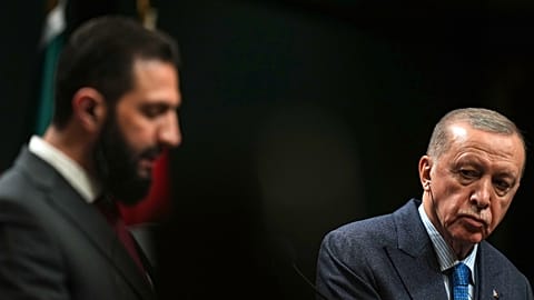 El presidente turco, Recep Tayyip Erdogan, observa al presidente interino de Siria, Ahmed al-Sharaa, durante una rueda de prensa tras una reunión el pasado mes de febrero. 