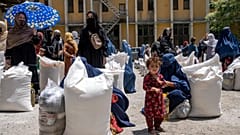 Αφγανές γυναίκες λαμβάνουν μερίδες τροφίμων που διανέμονται από ομάδα ανθρωπιστικής βοήθειας στην Καμπούλ, 28 Μαΐου 2023