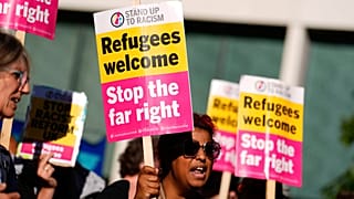 شارك المتظاهرون في مظاهرة "الدفاع عن اللاجئين، الوقوف في وجه الفاشية"، التي نظمتها منظمة "الوقوف في وجه العنصرية"، أمام فندق بريتانيا الدولي في كاناري وارف، لندن، الجمعة 8 أغس