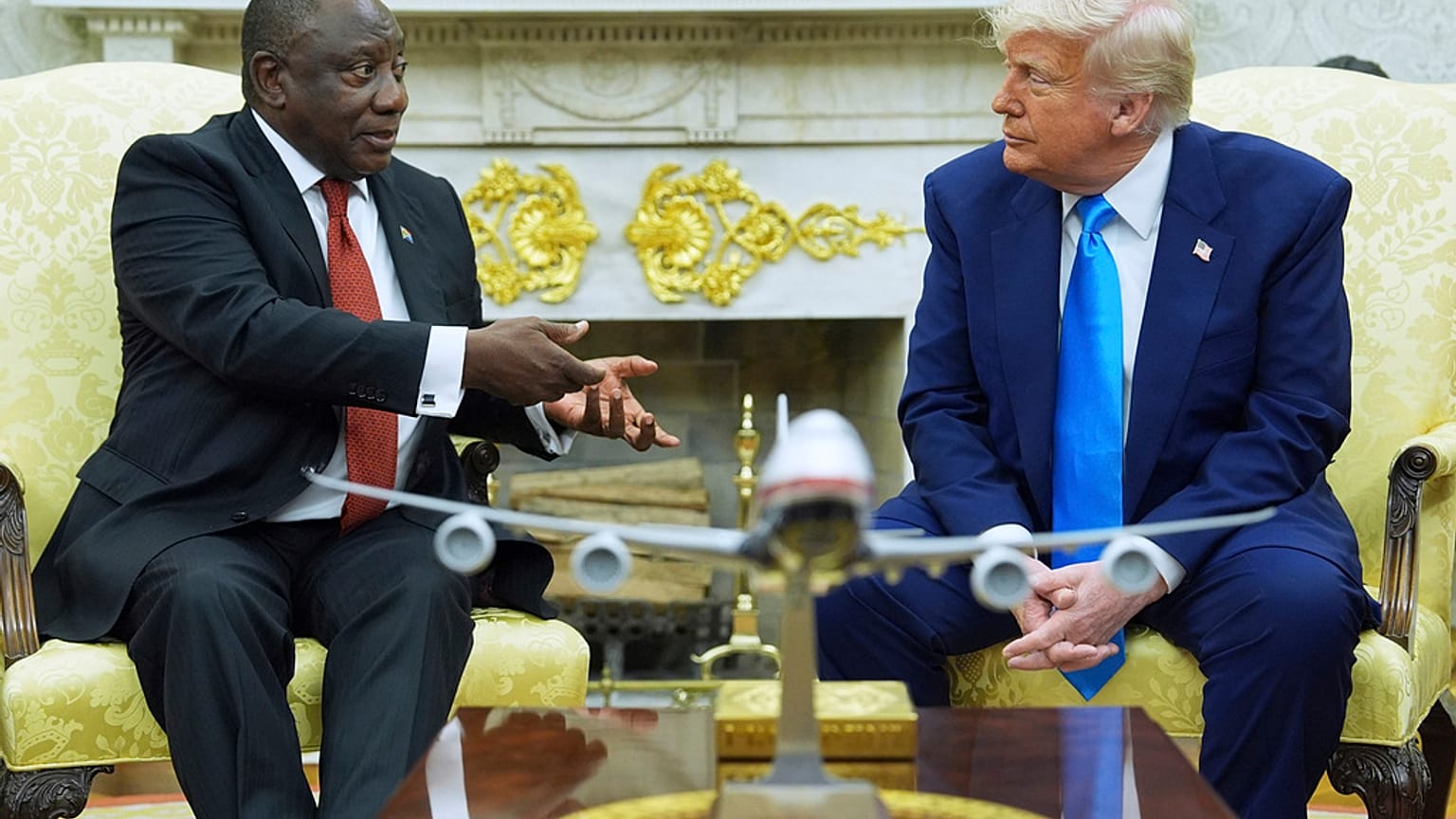  الرئيس دونالد ترامب يلتقي الرئيس الجنوب أفريقي سيريل رامافوزا في المكتب البيضاوي بالبيت الأبيض، الأربعاء 21 مايو/أيار 2025