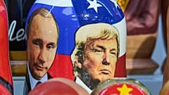 Traditionelle russische Holzpuppen, die den russischen Präsidenten Wladimir Putin darstellen US-Präsident Donald Trump in Moskau, 12. August 2025