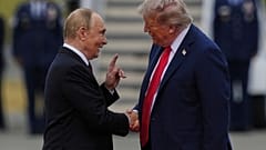 Stretta di mano tra Trump e Putin in Alaska - 15 agosto 2025