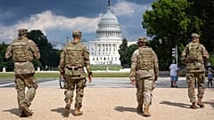Soldaten der Nationalgarde des Distrikts Columbia patrouillieren am Donnerstag, 14. August 2025, auf der National Mall in Washington. In der Ferne ist das U.S. Capitol zu sehen. (AP Foto/Jacquel
