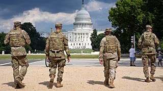 Des soldats de la Garde nationale du district de Columbia patrouillent sur le National Mall, le jeudi 14 août 2025, à Washington