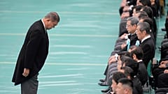 El primer ministro japonés, Shigeru Ishiba, hace una reverencia durante el 80 aniversario de la derrota de Japón en la Segunda Guerra Mundial, en Tokio, 15 de agosto de 2025.