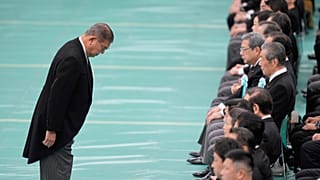 Ο πρωθυπουργός της Ιαπωνίας Shigeru Ishiba υποκλίνεται μετά την ομιλία του κατά τη διάρκεια επιμνημόσυνης δέησης για την 80ή επέτειο της ήττας της Ιαπωνίας στον Β' Παγκόσμιο Πόλεμο, στο Τόκιο, 15 Αυγούστου 2025.