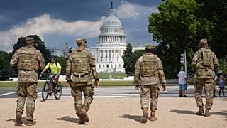 Военнослужащие Национальной гвардии рядом с Капитолием в Вашингтоне, 14 августа 2025 года.
