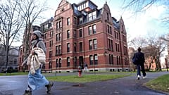 Des personnes marchent entre les bâtiments du campus de l'université de Harvard, le 17 décembre 2024, à Cambridge, Massachusetts.