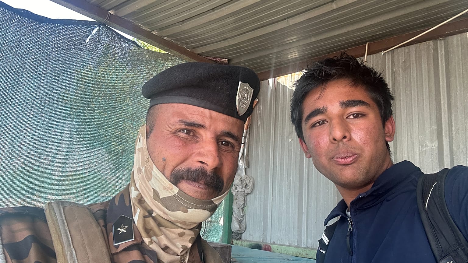 Arjun Malaviya mit einer Militärwache im Irak