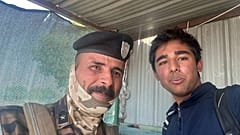 Arjun Malaviya avec un garde militaire en Irak