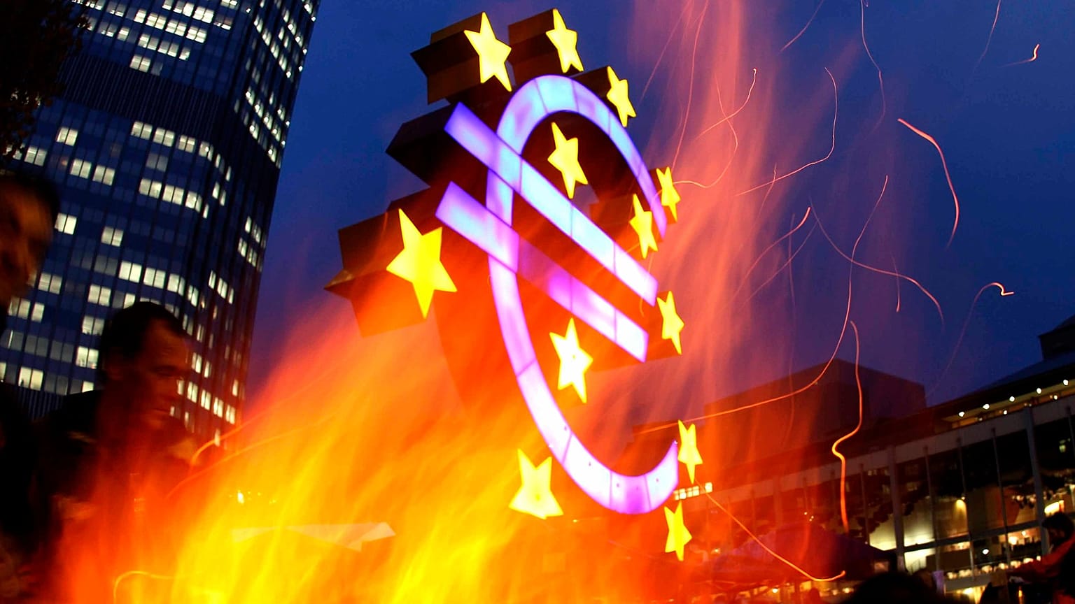 Varios activistas del movimiento Occupy Frankfurt han prendido fuego cerca de la escultura del euro frente al Banco Central Europeo en Fráncfort.