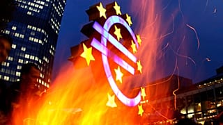Varios activistas del movimiento Occupy Frankfurt han prendido fuego cerca de la escultura del euro frente al Banco Central Europeo en Fráncfort.
