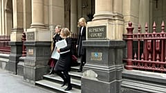 İnsanlar Melbourne'deki Victoria Yüksek Mahkemesi'nden ayrılıyor, 15 Ağustos 2025