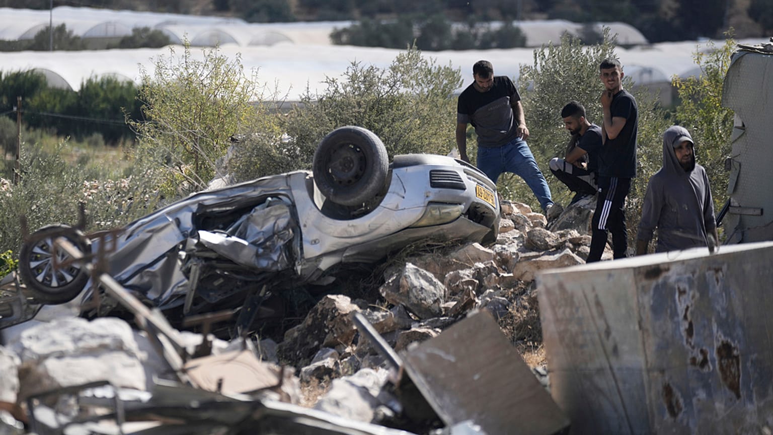 فلسطينيون يتجمعون في موقع غارة عسكرية إسرائيلية في قرية قباطية بالضفة الغربية, الإثنين,أغسطس. 4, 2025.
