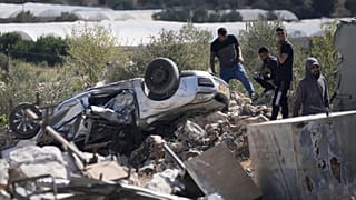 فلسطينيون يتجمعون في موقع غارة عسكرية إسرائيلية في قرية قباطية بالضفة الغربية, الإثنين,أغسطس. 4, 2025.