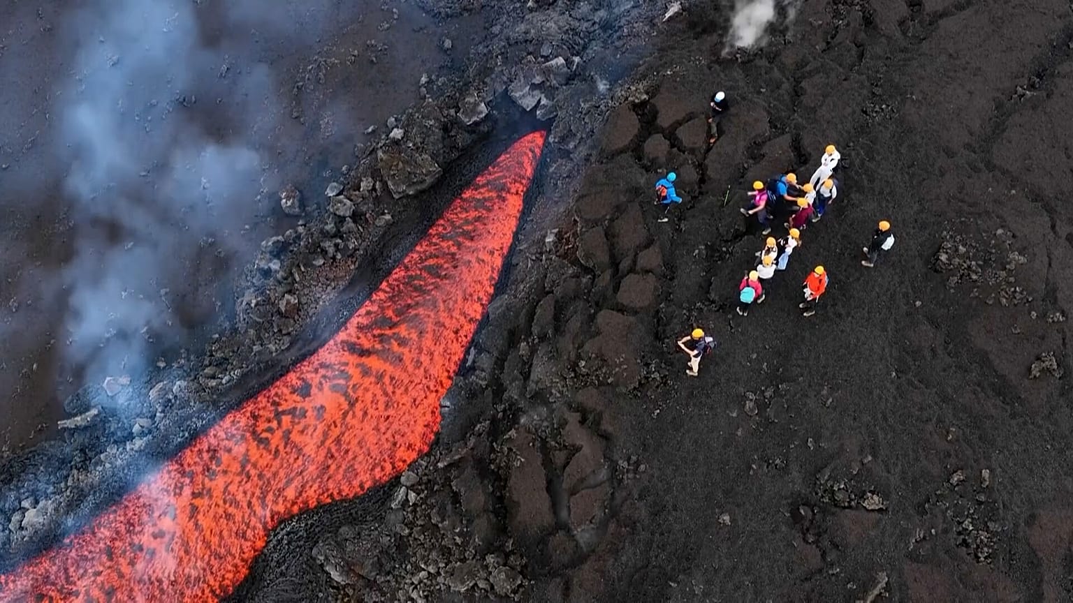 NUEVA ERUPCIÓN EN EL MONTE ETNA CREA UN ESPECTACULAR FLUJO DE LAVA NARANJA