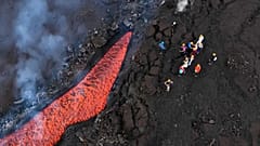 NEUES ERUPTION AN DER SEITE DES ÄTNA ERZEUGT SPEKTAKULÄREN ORANGENEN LAVASTROM