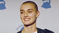 La cantante irlandesa Sinéad O'Connor aparece en la 31ª edición de los premios Grammy en Los Ángeles el 22 de febrero de 1989.