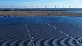 Paneles solares flotantes en el lago Cottbuser Ostsee, cerca de Cottbus (Alemania).