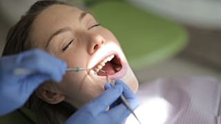 مريضة أثناء جلسة علاج لدى طبيب الأسنان