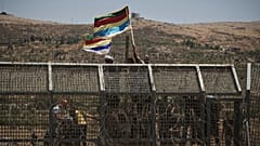 احتجاج دروز سوريين بالقرب من الحدود الإسرائيلية السورية في بلدة مجدل شمس في مرتفعات الجولان التي تسيطر عليها إسرائيل، الأربعاء 16 يوليو/ تموز 2025.