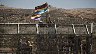 احتجاج دروز سوريين بالقرب من الحدود الإسرائيلية السورية في بلدة مجدل شمس في مرتفعات الجولان التي تسيطر عليها إسرائيل، الأربعاء 16 يوليو/ تموز 2025.