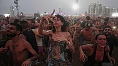 Menschen tanzen und genießen das Nova Healing Konzert in Tel Aviv, Israel, am Donnerstag, den 14. August 2025.
