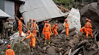 پرسنل نیروی ملی پاسخگویی به بلایای هند (NDRF) عملیات نجات را در روستای چوزیتی، منطقه کیشتوار، کشمیر تحت کنترل هند انجام می دهند، 15 اوت 2025
