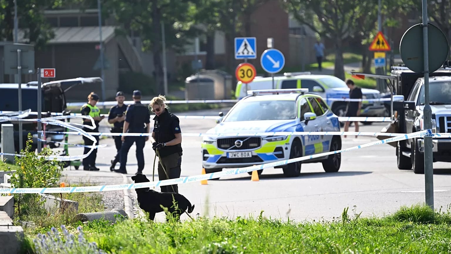 Police on scene outside a mosque after a shooting in Örebro, 15 August, 2025