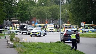 Polis, Örebro'da bir silahlı saldırının ardından bir caminin önünde olay yerinde, 15 Ağustos, 2025