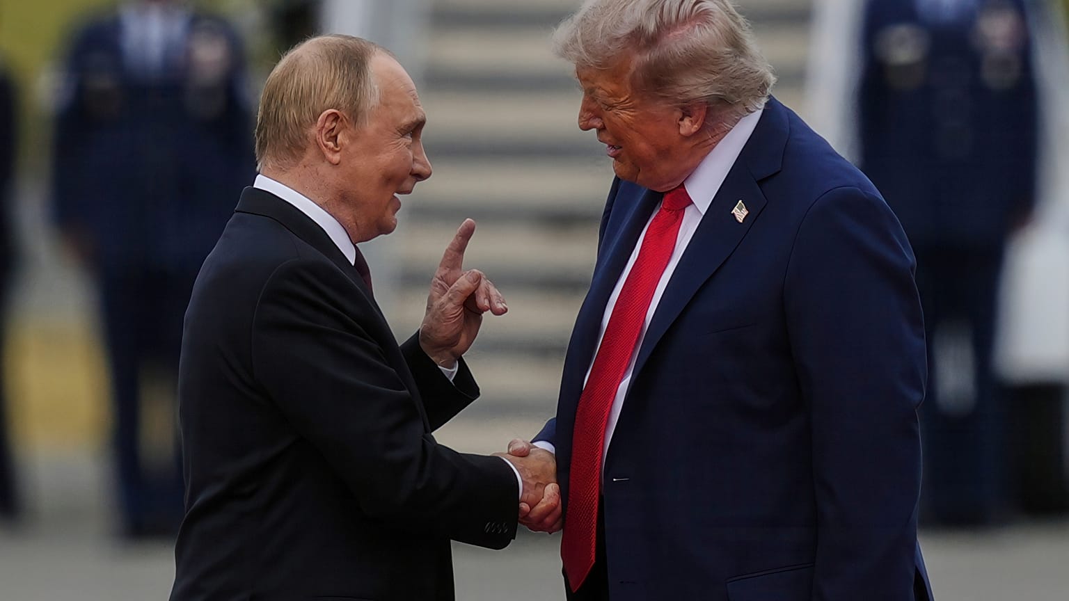 Prezydent Donald Trump wita prezydenta Rosji Władimira Putina w piątek, 15 sierpnia 2025 r., w bazie Joint Base Elmendorf-Richardson na Alasce.
