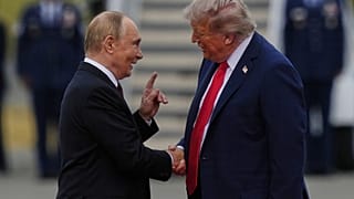 Prezydent Donald Trump wita prezydenta Rosji Władimira Putina w piątek, 15 sierpnia 2025 r., w bazie Joint Base Elmendorf-Richardson na Alasce.