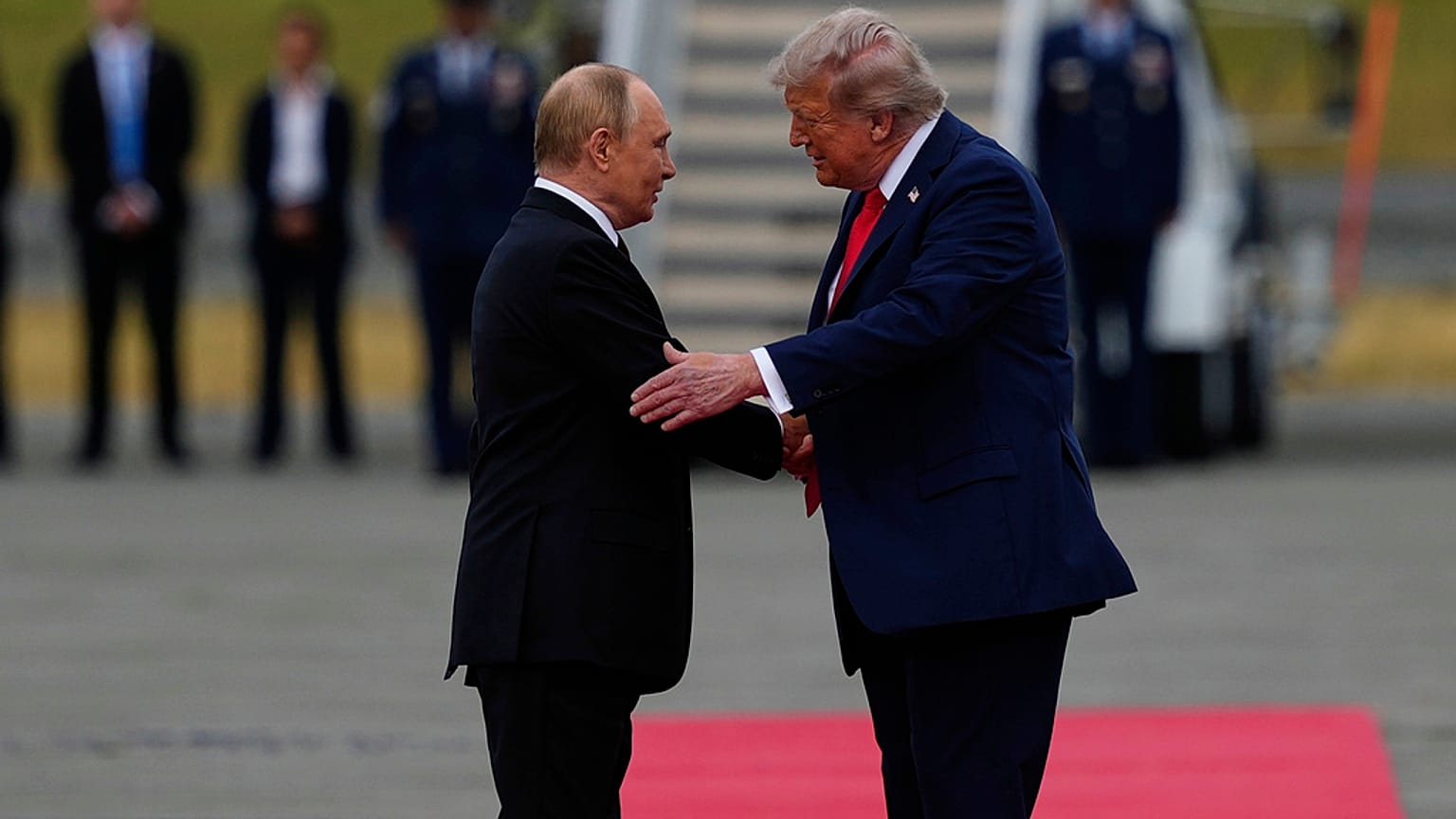 Kézfogással üdvözölte egymást Donald Trump és Vlagyimir Putyin Alaszkában
