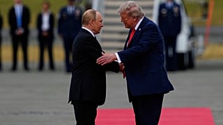 Kézfogással üdvözölte egymást Donald Trump és Vlagyimir Putyin Alaszkában
