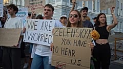 Teilnehmer halten Schilder während einer Demonstration gegen einen neuen Gesetzentwurf von Präsident Volodymyr Zelenskyy zur Wiederherstellung der Unabhängigkeit der Korruptionsbekämpfungsbehörden des Landes