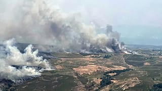 Cette photo récente, prise depuis un bombardier d'eau Canadair français et fournie par la Sécurité civile le vendredi 15 août 2025, montre un incendie de forêt en Espagne.