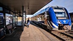 Menschen warten an einem Bahnhof in Hjoering, 6. November 2020