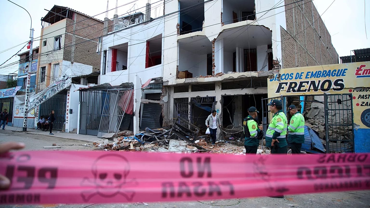 La policía frente a un edificio dañado por una explosión en Trujillo, 14 de agosto de 2025.